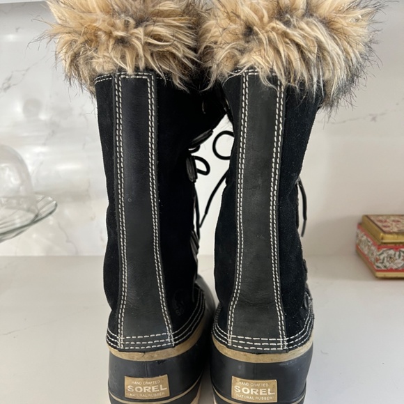 Sorel's Joan of Arctic Boots - Size 8 - Picture 5 of 10